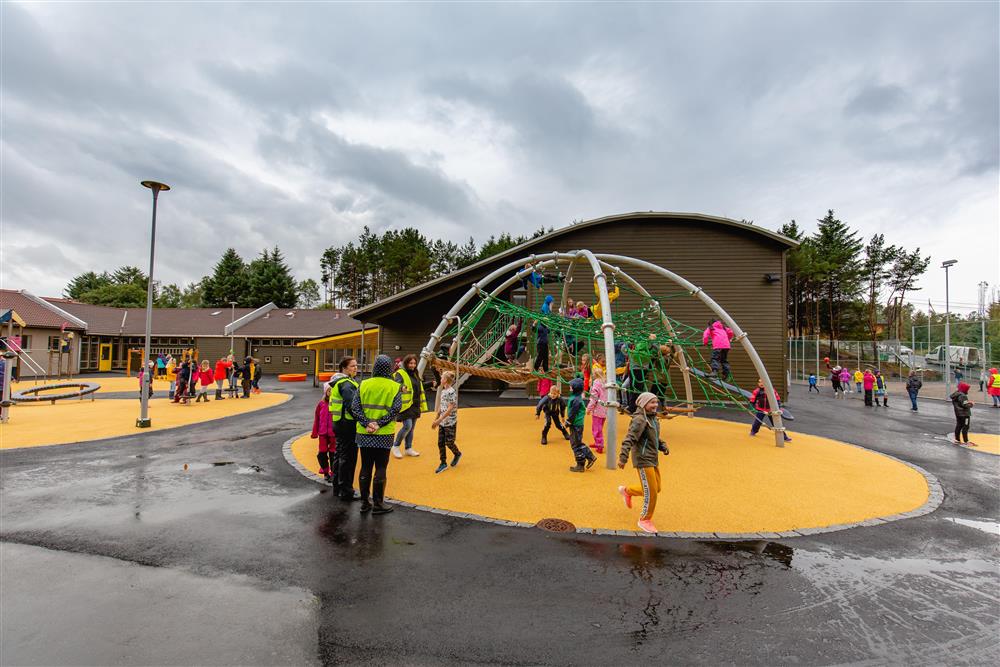 Barn i leik i skulegarden på Landro skule - Klikk for stort bilete