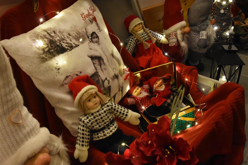 Frå opninga av julebyen på Tednebakkane omsorgssenter. - Klikk for stort bilete