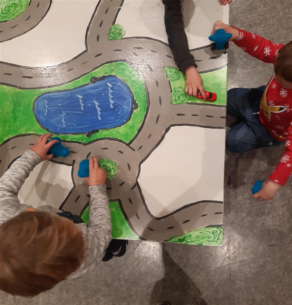 Leik med bilar på bilteppe - Klikk for stort bilete