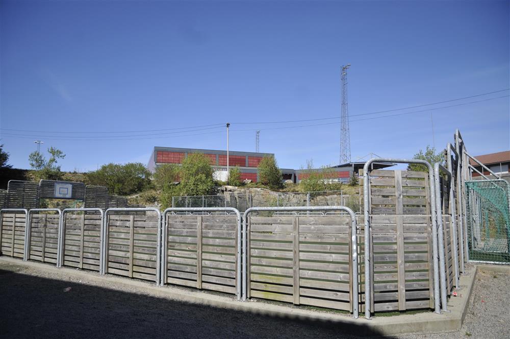 Fotballbingen i skulegården til Ågotnes skule - Klikk for stort bilete