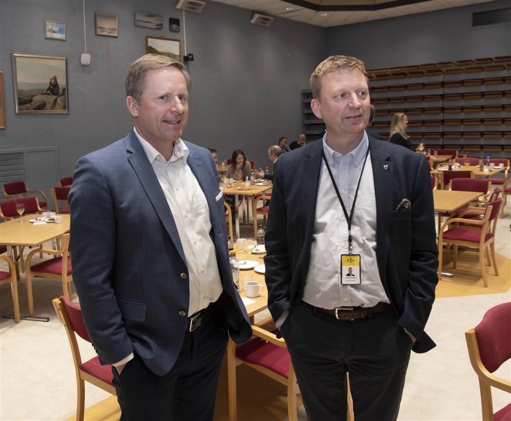 Adm. dir. i Sotra Link Christopher Bjerke og kommunedirektør Johnny Breivik - Klikk for stort bilete