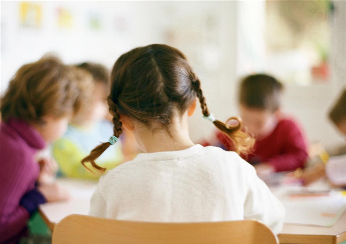 Ill. Skulejente i klasserommet - Klikk for stort bilete