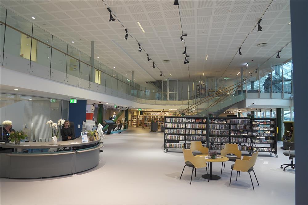 Innbyggartorg og bibliotek på Sartor Storsenter - Klikk for stort bilete