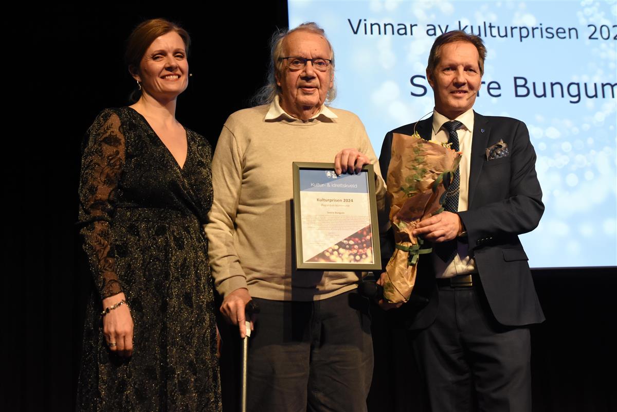 Sverre Bungum fekk kulturprisen 2024. Til venstre; kultursjef Marian Guddal Hansen og til høgre, leiar i levekårsutvalet, Ernst Einarsen. - Klikk for stort bilete