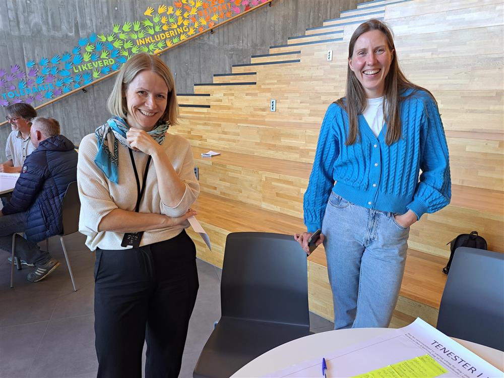 Frå administrasjonen møtte mellom anna strategisk rådgjevar Elin Helland-Jooste (til venstre) og samfunnsplanleggjar Lisbeth Selstø. - Klikk for stort bilete