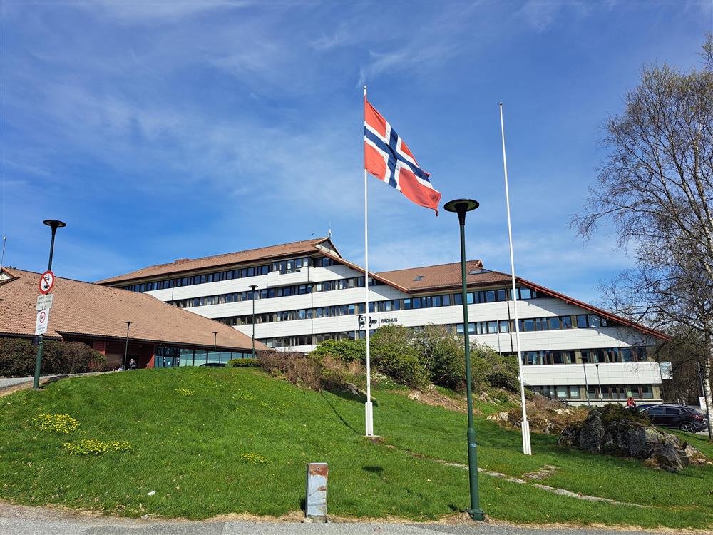 For å visa respekt og minnast dei omkomne vart det flagga ved Øygarden rådhus på Straume og i kommunedelsentera i Skogsskiftet og Rong. Equinor flagg på dei  - Klikk for stort bilete