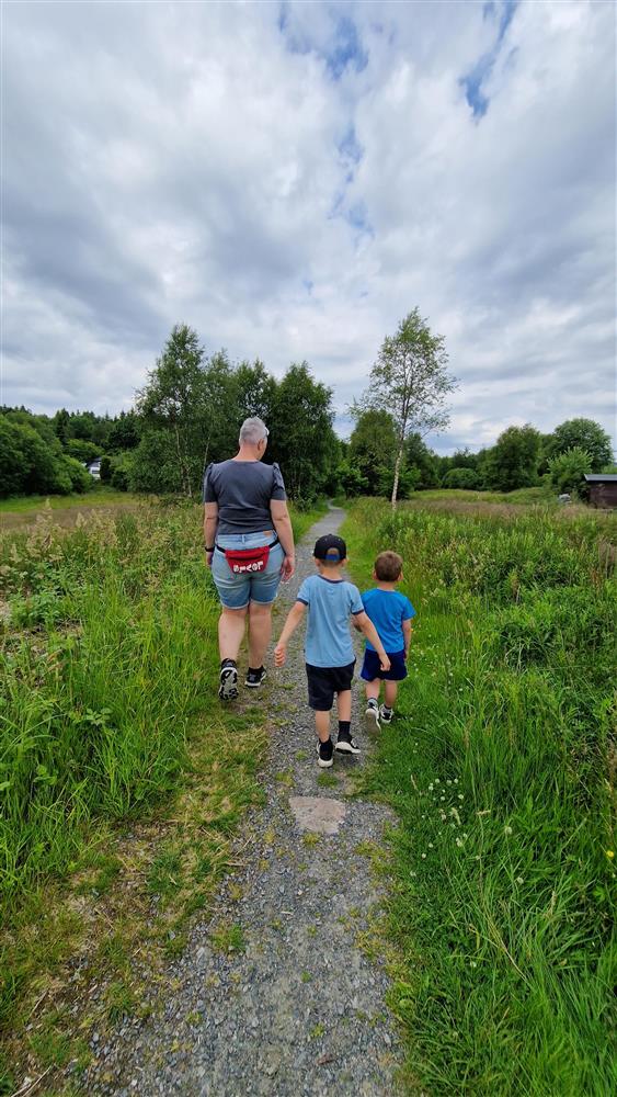 Ut på tur i Sundskogen - Klikk for stort bilete