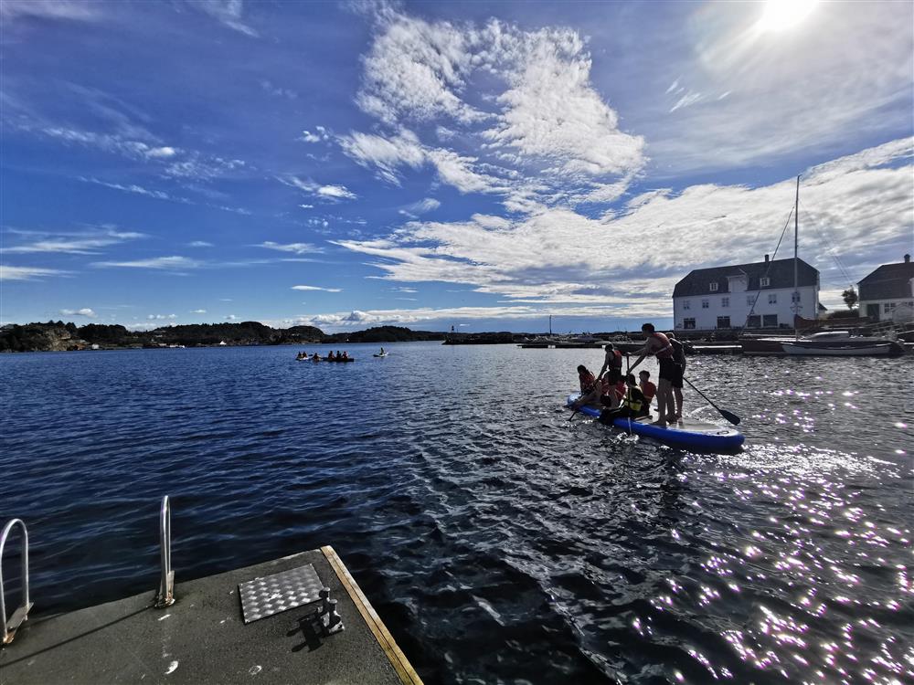 Elevar på SUP på Glesnes - Klikk for stort bilete