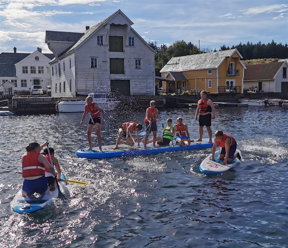 Elevar på SUP på Glesnes - Klikk for stort bilete