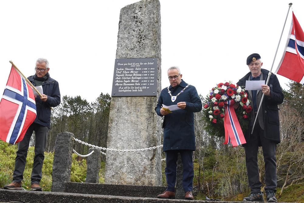 Ved Hjelme gamle kyrkje - Klikk for stort bilete