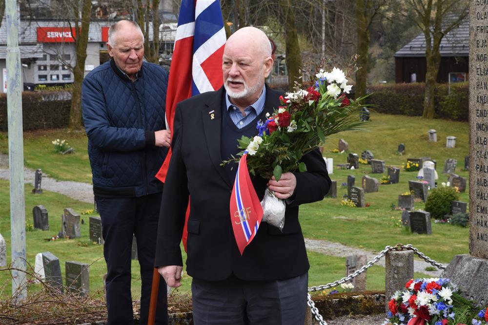 Svein Berger Bjørg la ned krans på vegner av Sotra og Øygarden forsvarsforsforening. - Klikk for stort bilete