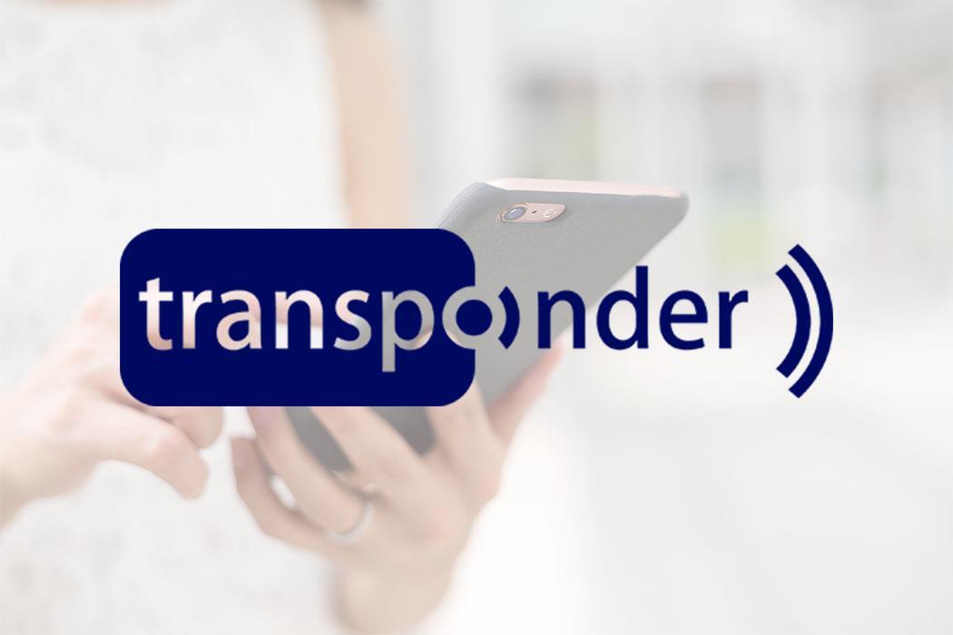 Dame som holder mobiltelefon i hånden og logoen til Transponder - Klikk for stort bilete