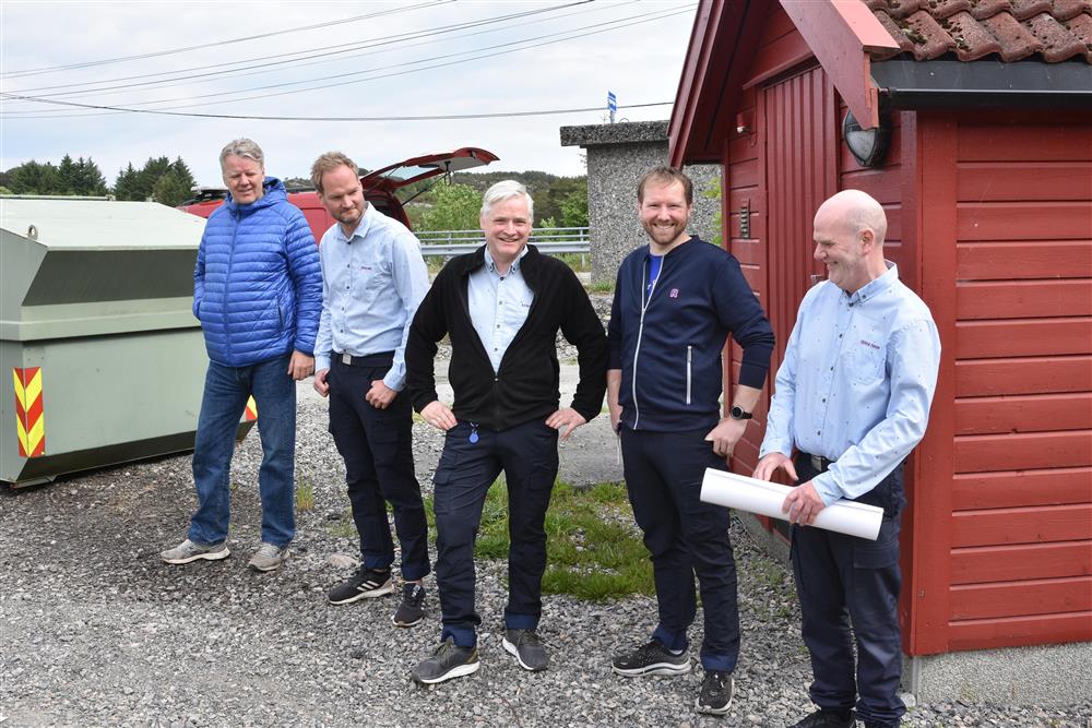 Her er leiarar av Rema 1000 forretningar samla saman med tidlegare styreleiar i Øygarden brann og redning Per Rune Eikeseth. Dagleg leiar av forretninga på Ågotnes, Thor Vidar Nilsen, kunne fortelja at ved lyngbrannen i juni 2021 stoppa brannen berre eit par hundre meter frå forretninga.  - Klikk for stort bilete