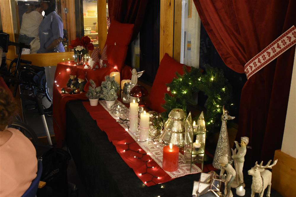 Frå opninga av julebyen på Tednebakkane omsorgssenter. - Klikk for stort bilete