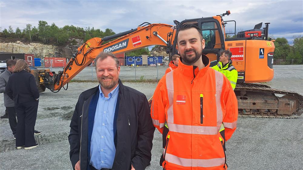 Børge Haugetun og Stian Nordheim (anleggsleiar Veidekke) - Klikk for stort bilete