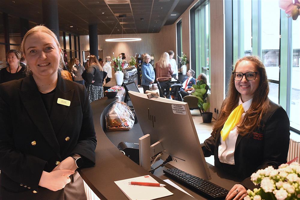 Sølvi Lange og Lena Wairer ved resepsjonen - Klikk for stort bilete
