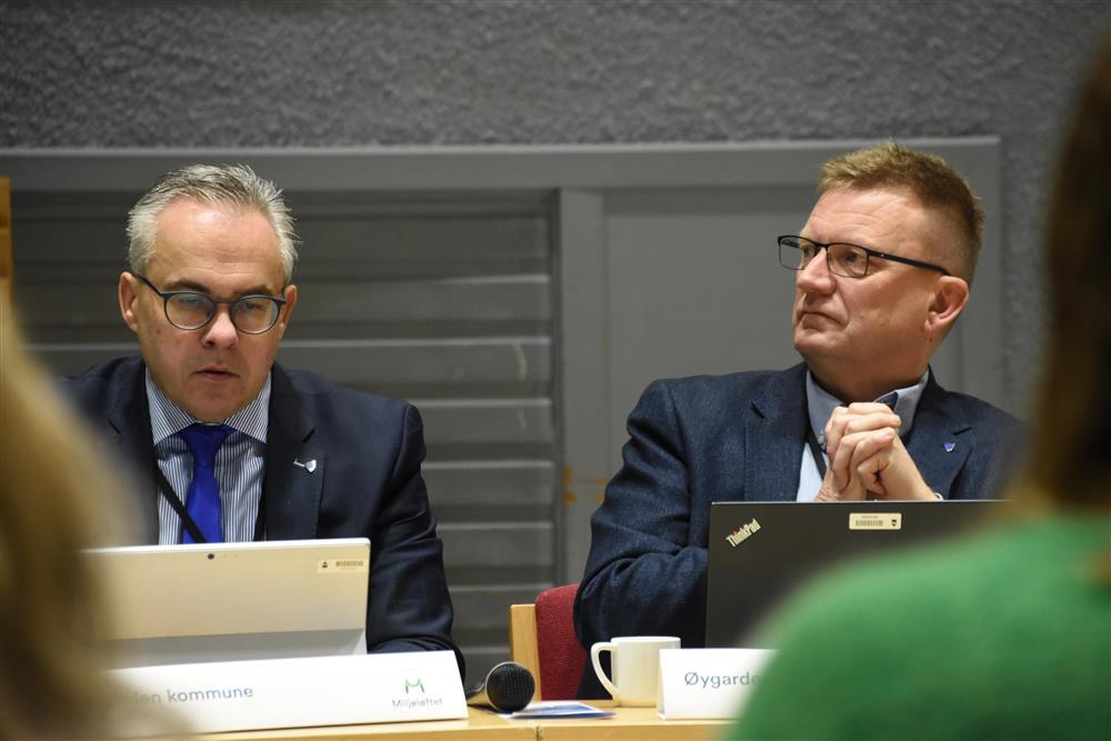 Ordførar Tom Georg Indrevik og kommunedirektør Johnny Breivik - Klikk for stort bilete