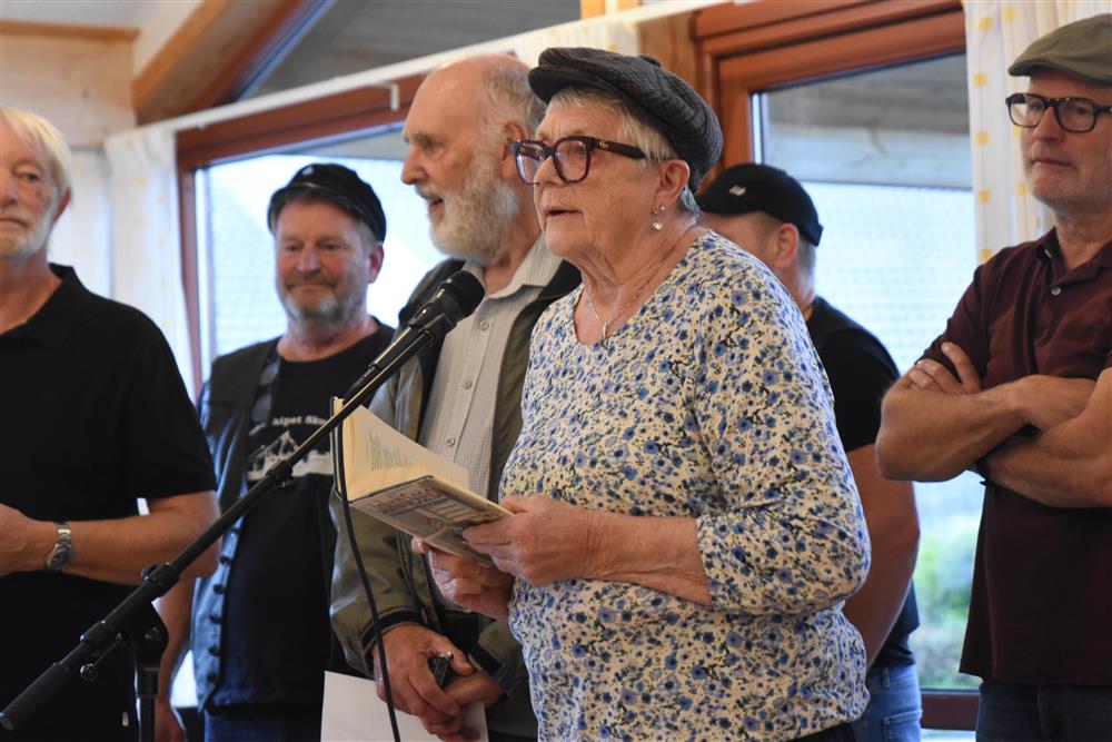 Frå opninga av måleriutstillinga på tysdag - Klikk for stort bilete