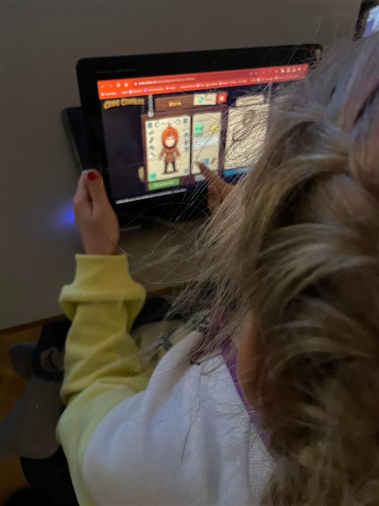Elev jobbar med koding på PC - Klikk for stort bilete