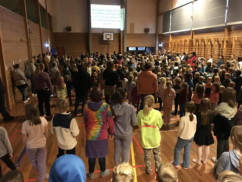 Markering av FN-dagen i gymsalen på skule.  - Klikk for stort bilete