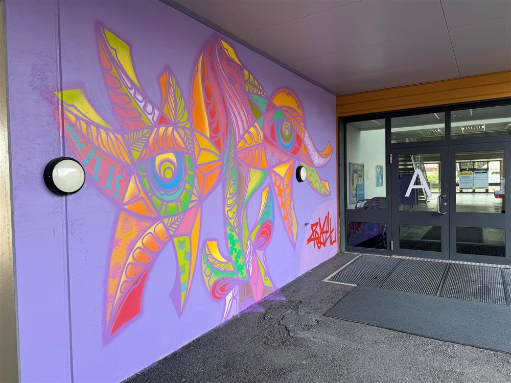 Grafitti ved inngang A av Rodgrigo Lisboa og kunstelevar ved Øygarden kulturskule - Klikk for stort bilete