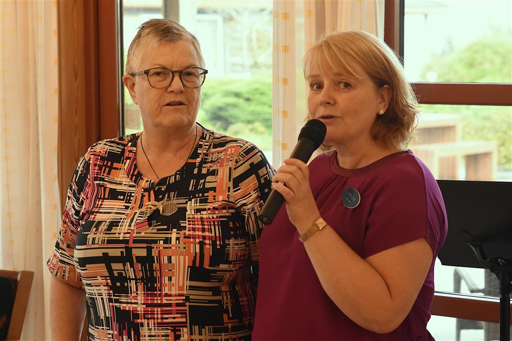 Frå opninga av måleriutstillinga på tysdag - Klikk for stort bilete