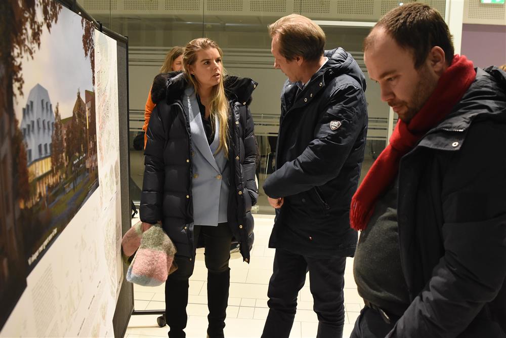 Gruppe i samtale - Klikk for stort bilete