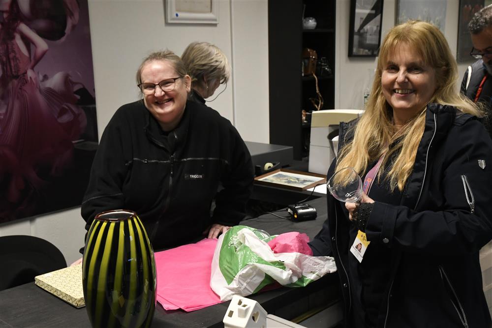 Varaordførar Anita Garlid Johannessen var første kunde i Ombruksbutikken. - Klikk for stort bilete