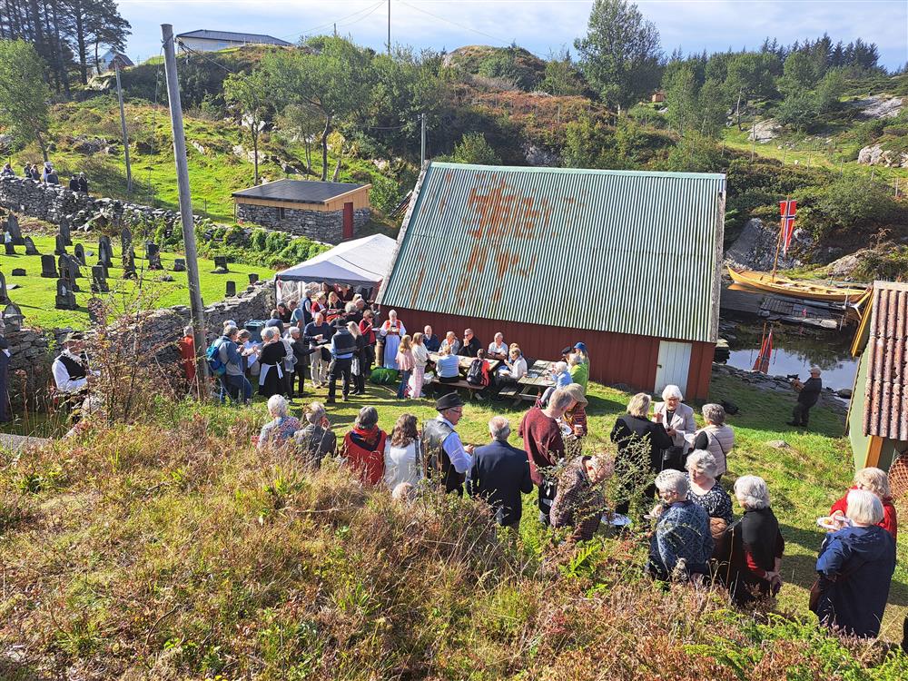 Det var folksamt under kyrkjekaffien - Klikk for stort bilete