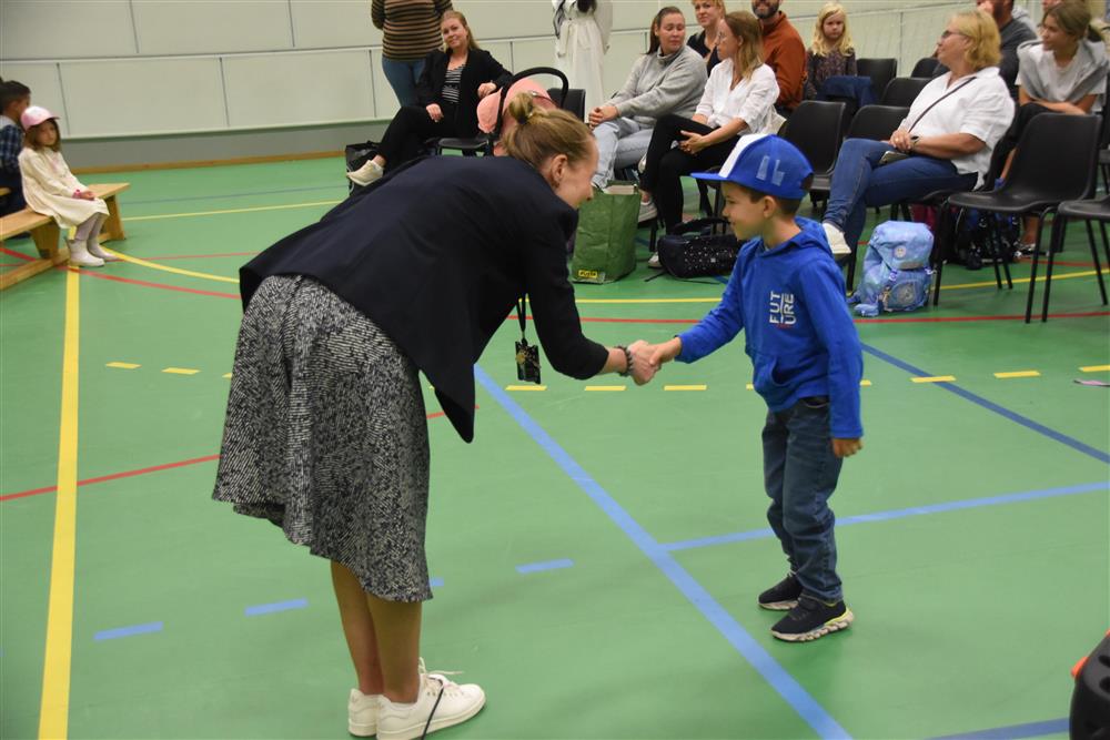 Rektor helsar på elev. - Klikk for stort bilete