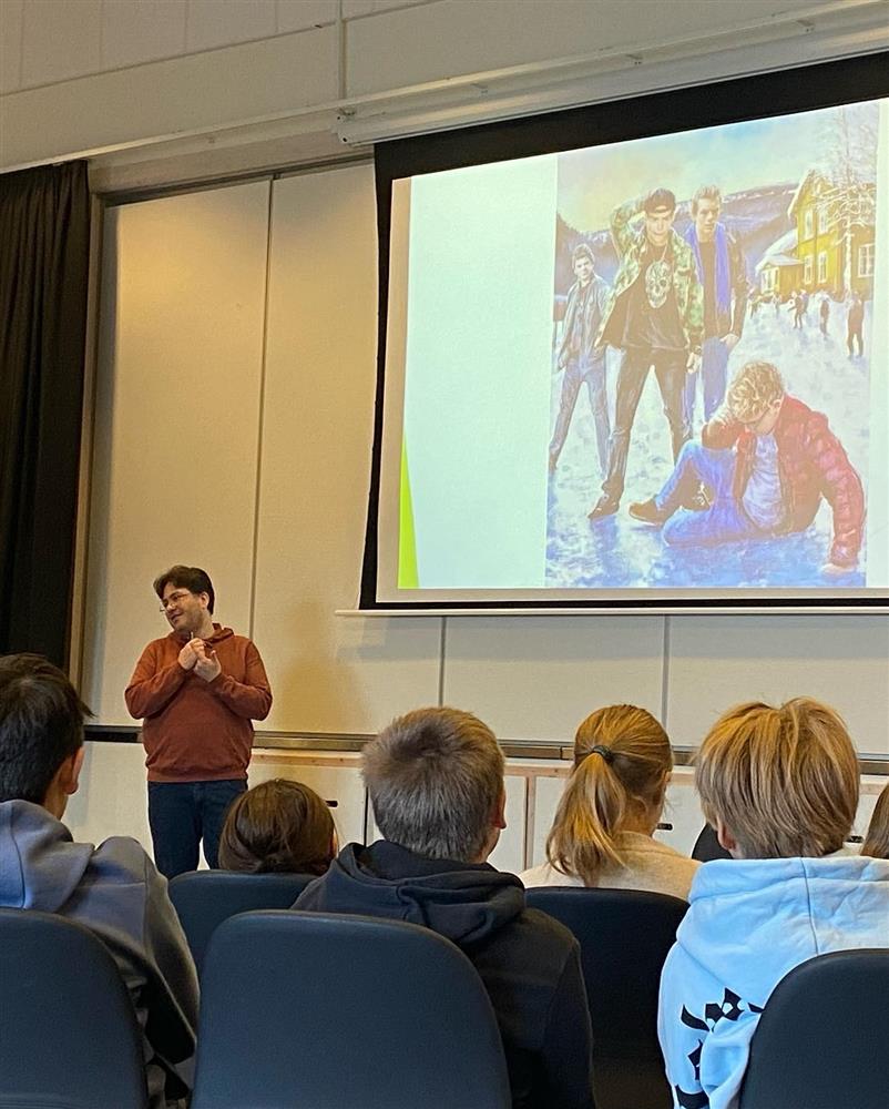 Forfattar som møter elevar på innbyggartorg og bibliotek - Klikk for stort bilete