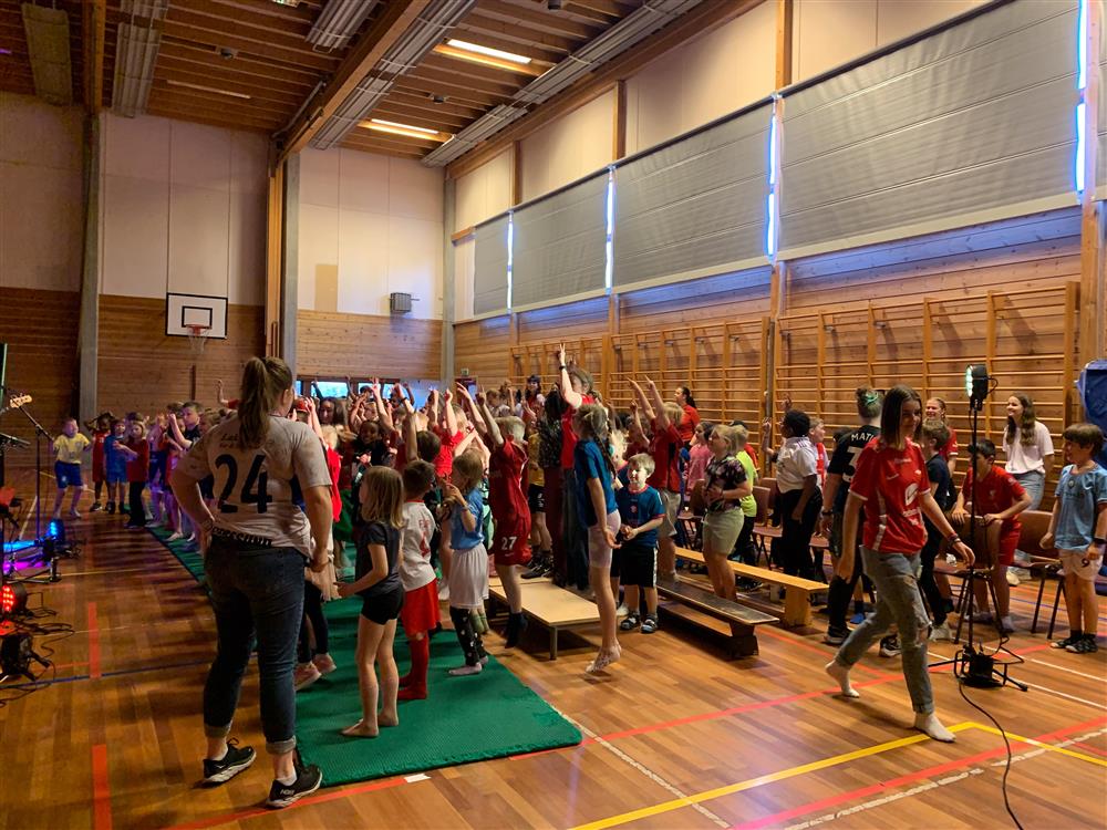 Besøk av den kulturelle skulesekken og fotballtrøyefredag - Klikk for stort bilete