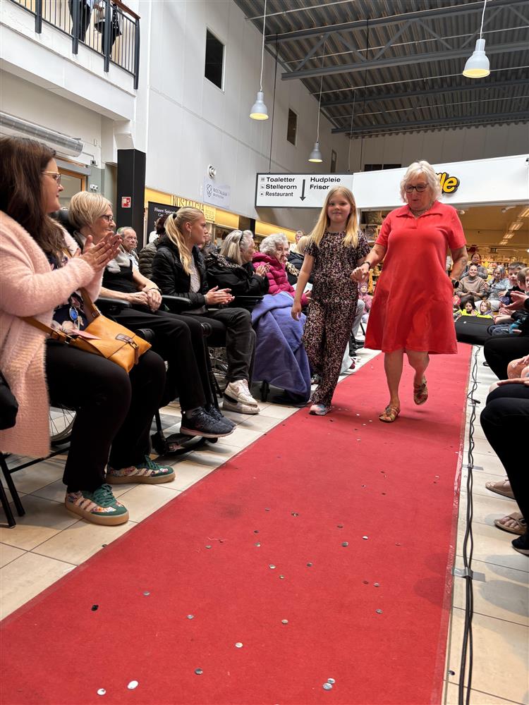 Frå moteshowet på Rong - Klikk for stort bilete