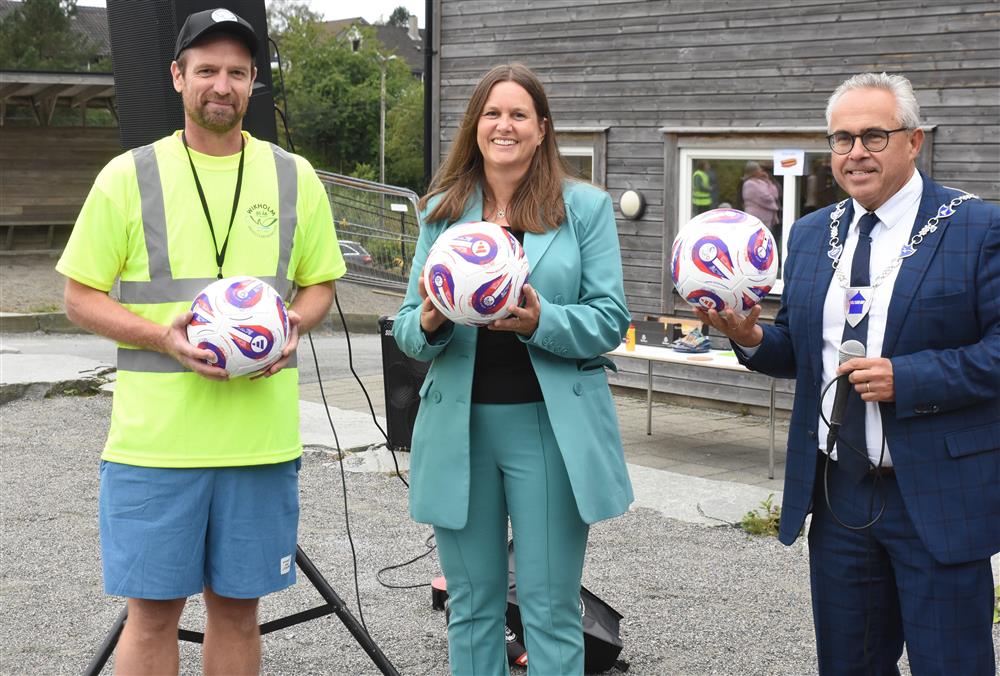André Pletten overrekte gåve (fotballar) frå Wikholm. - Klikk for stort bilete