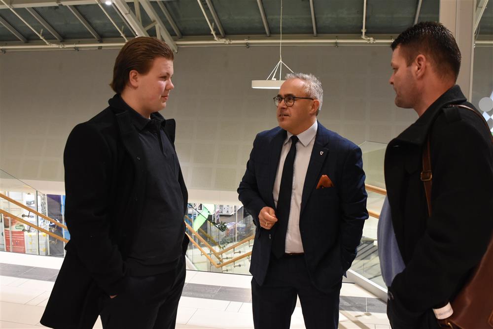 Gruppe i samtale - Klikk for stort bilete