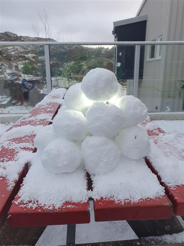 Snølykt laga av snøballar - Klikk for stort bilete
