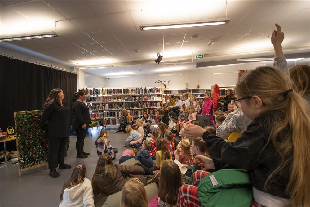Kanonlaurdag på innbyggartorget og biblioteket på Rong 28. januar - Teater for barn: Trollet utan hjarte - Klikk for stort bilete