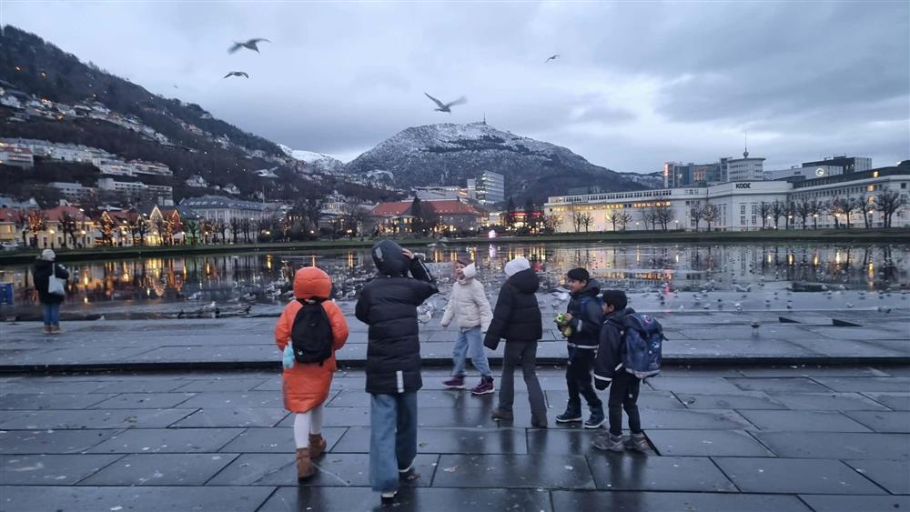 Frå teaterbesøket - Klikk for stort bilete