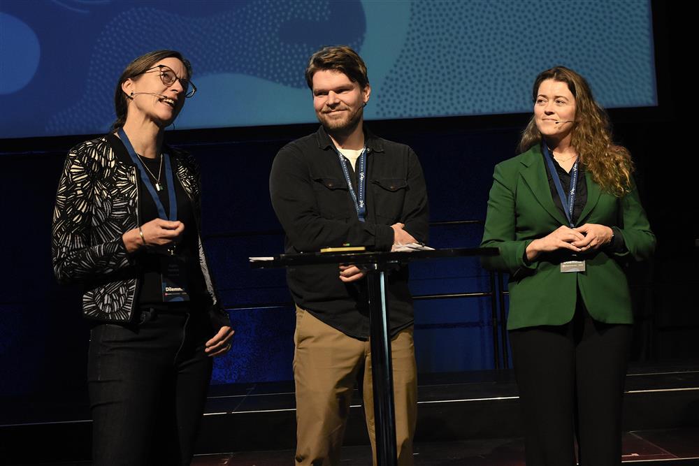 Samtale om løysingar. frå venstre; Vigdis Vandvik (professor og senterleiar), Sven Kallevik (Multiconsult) og Heidi Gaustad (Grøn region Vestland) - Klikk for stort bilete