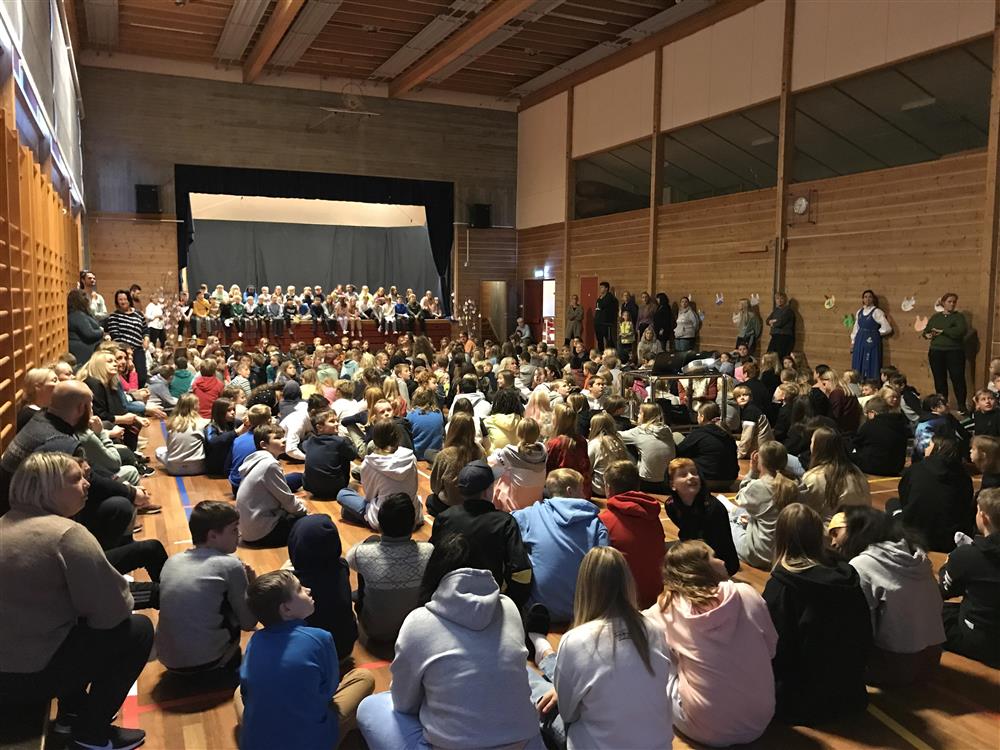 Markering av FN-dagen i gymsalen på skule.  - Klikk for stort bilete