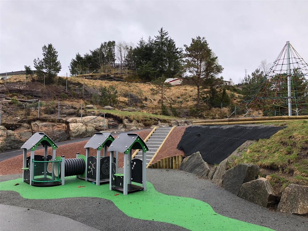 Lekeplass i Bjorøy barnehage - Klikk for stort bilete