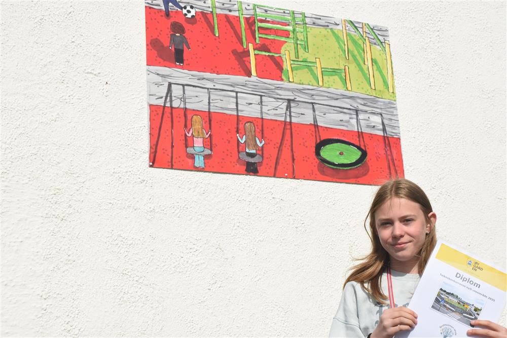 Nora Elise Tellefsen framfor biletet ho har måla. - Klikk for stort bilete