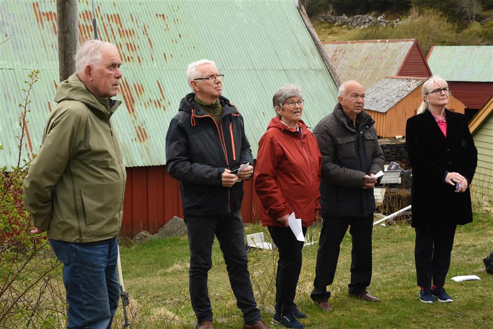 Frammøtte ved Hjelme gamle kyrkje - Klikk for stort bilete