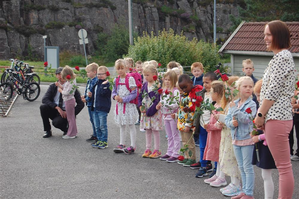 Velkomen til nye 1. klassingar ved Skogsvåg skule - Klikk for stort bilete