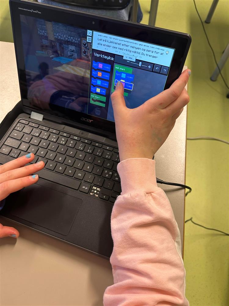 Elev jobbar med koding på PC - Klikk for stort bilete