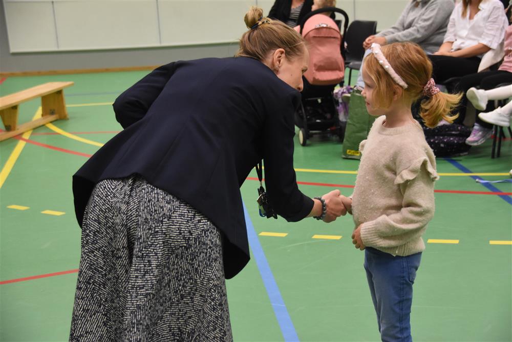Rektor helsar på elev. - Klikk for stort bilete