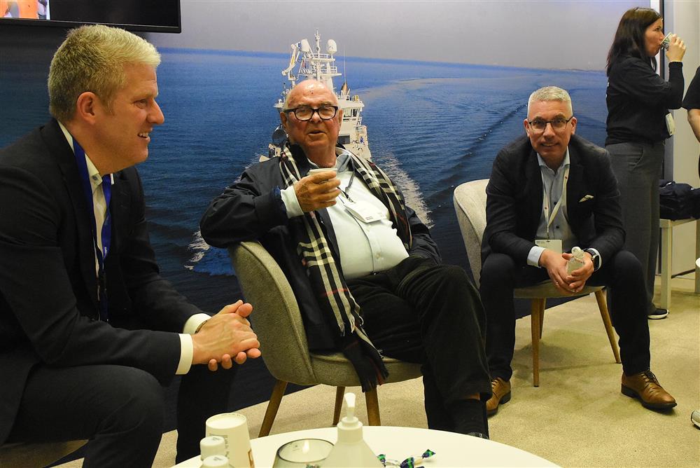 Liegruppen hadde eigen stand på messa. Frå venstre; repr. frå Nordea, Peder O. Lie og Bjarne Haldorsen - Klikk for stort bilete