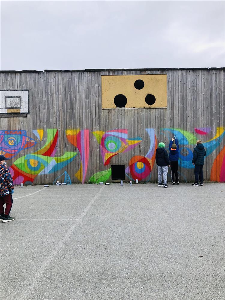 Grafitti på skulane i Øygarden - Klikk for stort bilete