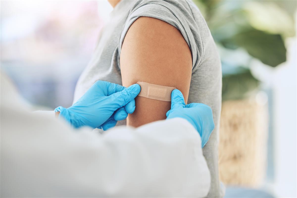 Ill. Pasient får på plaster etter å ha tatt vaksine - Klikk for stort bilete