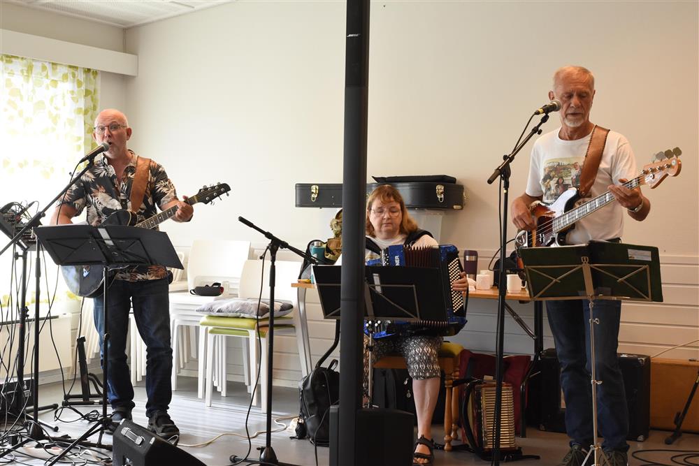 Non Stop Trio med Kjell-Atle Andresen, Eli S. Andresen og Roger Anglevik. - Klikk for stort bilete